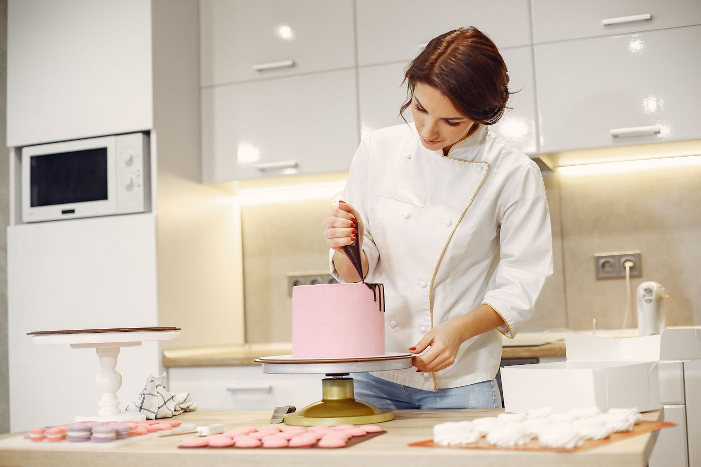 Cofetar decorând un tort